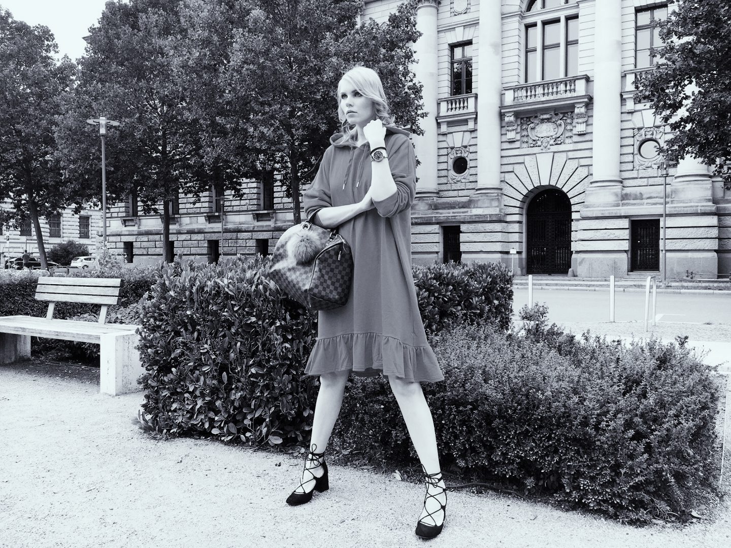 blogger street style look rotes kapuzenkleid mit lace up pumps